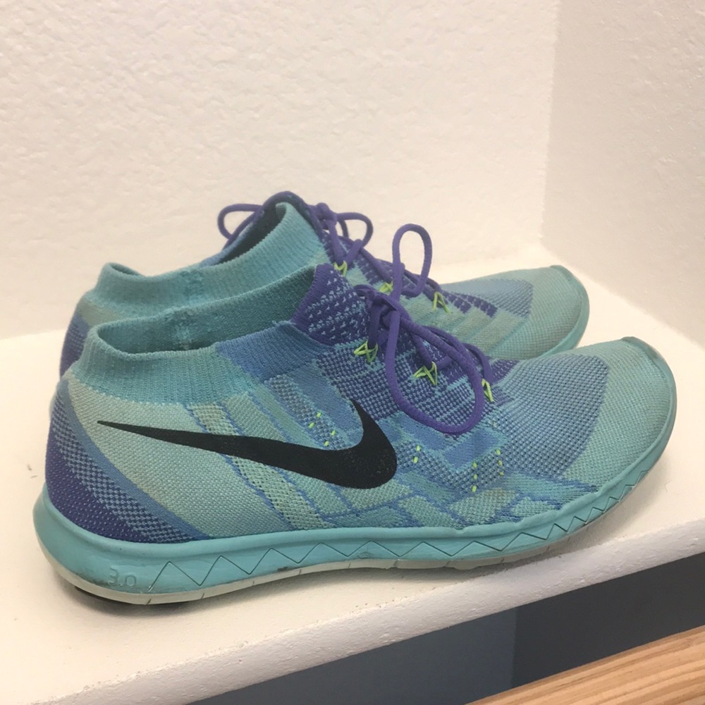 Blue nike free tennis shoes